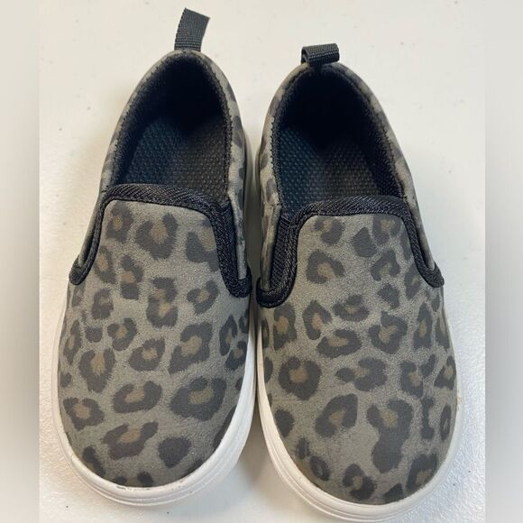 NWOB Skywheel Unisex Toddler Gray Animal Print Slip On Flats - Size 6 - Picture 3 of 9